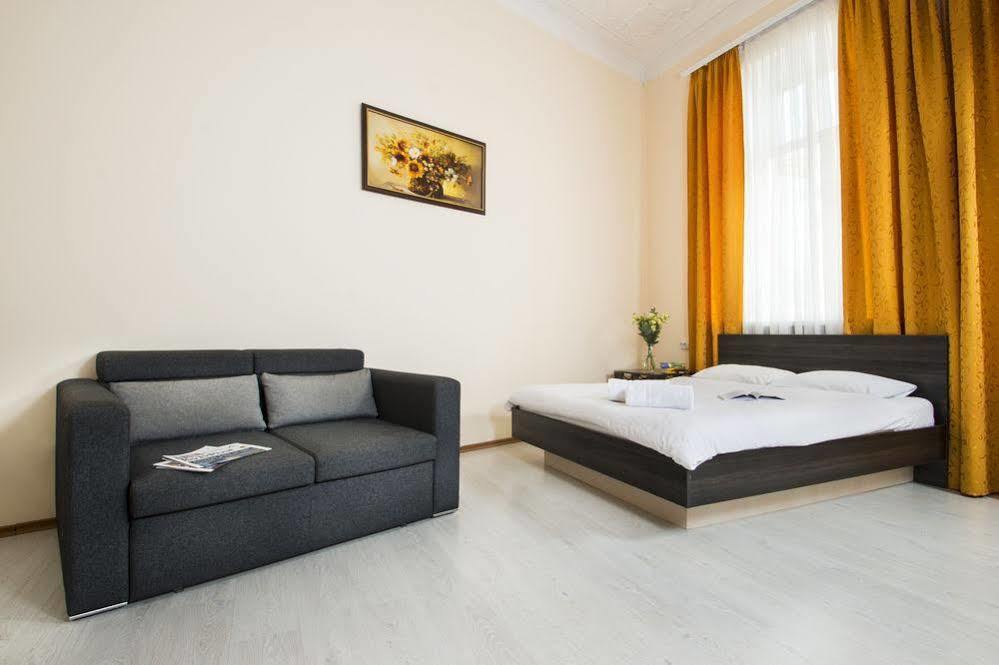 Status Guesthouse Kiev Bagian luar foto