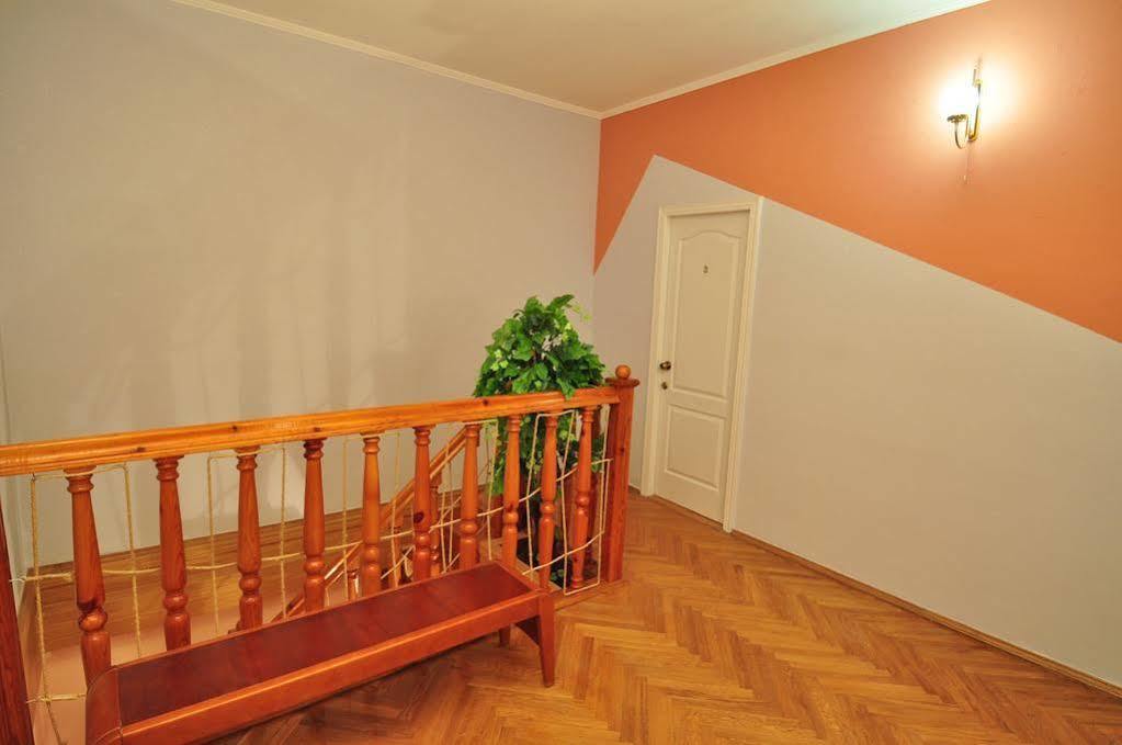 Status Guesthouse Kiev Bagian luar foto