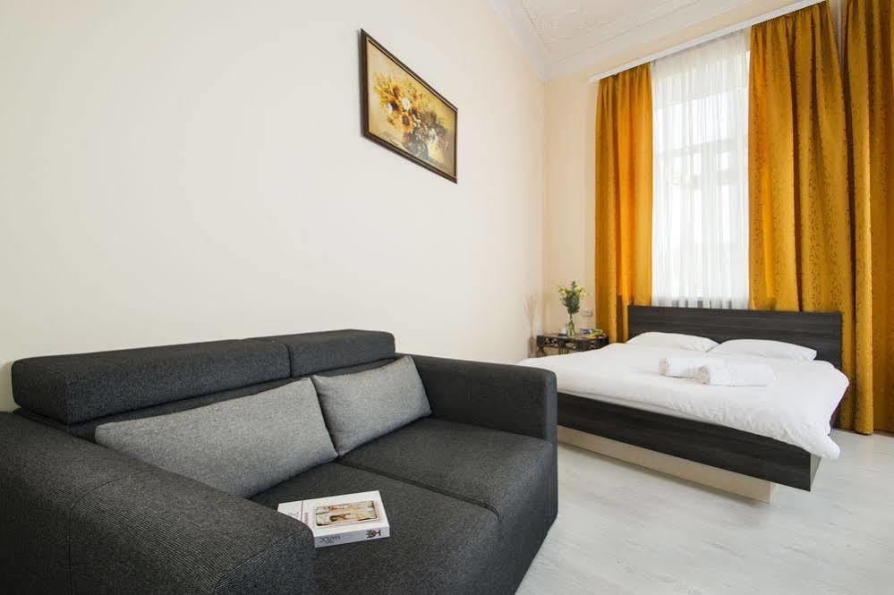 Status Guesthouse Kiev Bagian luar foto